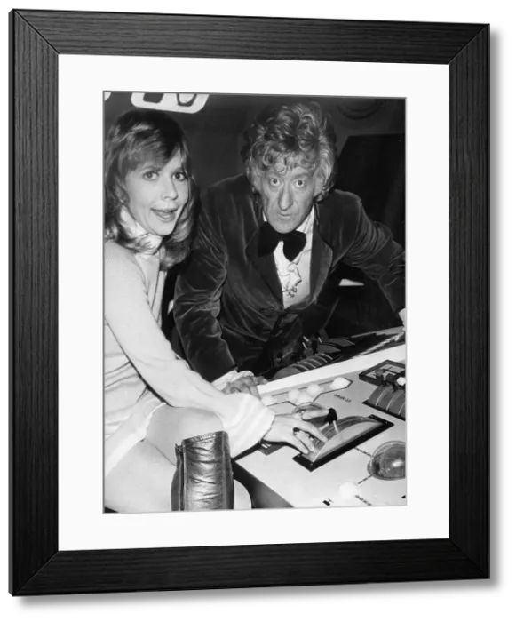 Framed Print : Jon Pertwee, Dr Who, and Katy Manning, his assistant, 1972 Framed Print : Jon Pertwee, Dr Who, and Katy Manning, his assistant, 1972