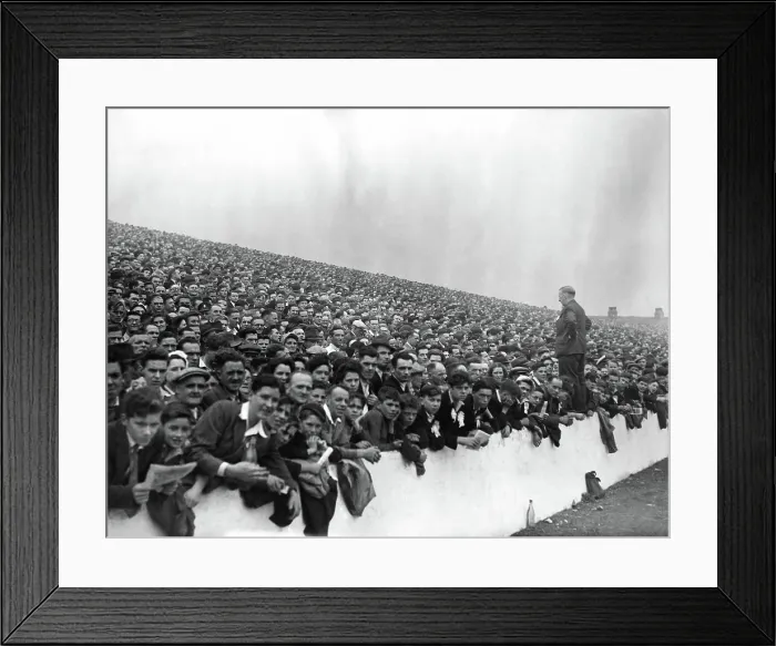 Framed Print : Manchester City v Manchester United 1947