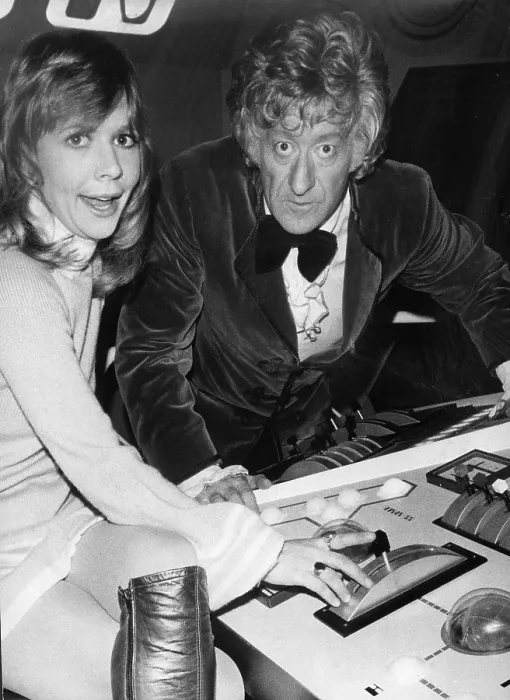 Framed Print : Jon Pertwee, Dr Who, and Katy Manning, his assistant, 1972 Framed Print : Jon Pertwee, Dr Who, and Katy Manning, his assistant, 1972