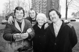 1977 Prints: Dustmen find gold rings, 1977