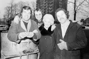 1977 Prints: Dustmen find gold rings, 1977