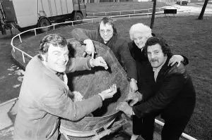 1977 Prints: Dustmen find gold rings, 1977